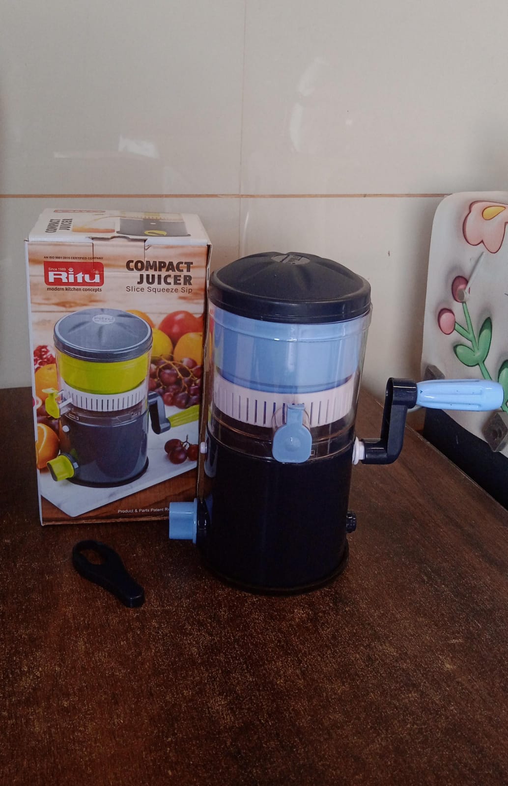 Ritu Hand Operated Compact Manual Juicer (Multicolor 1 Pc)
