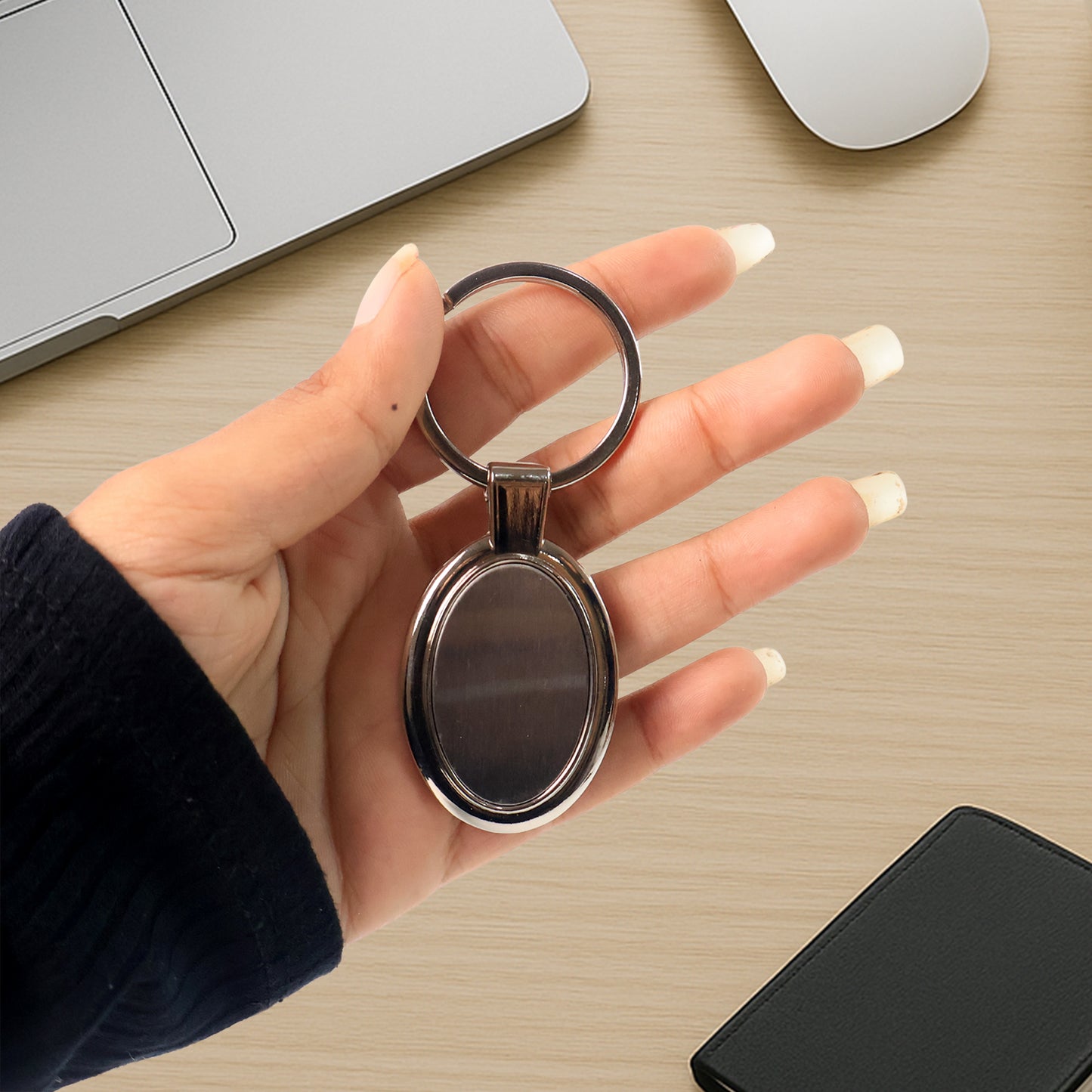 Elegant Oval Shape Metal Keychain For Personal Use